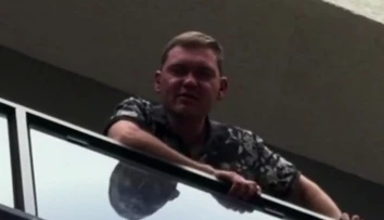 VIDEO: Močil z balkóna a kričal „Sláva Rusku“. Bizarná obhajoba mu neprešla, Gruzínci sa s Rusom nemaznali