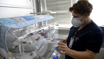 Ľudia za mesiac vyzbierali 300-tisíc eur pre predčasniatka a ich matky. Zásluhu na tom má aj stránka Zomri