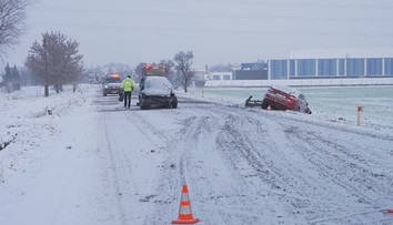 Sneh ochromil dopravu v Česku. Nehody zablokovali diaľnice, vlaky hlásia meškania