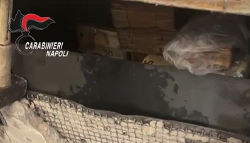 VIDEO: V mafiánskej skrýši objavili hotový poklad. Balíky peňazí vypĺňali podlahu aj steny bytu