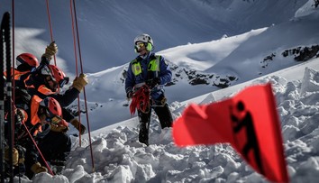 Lavíny opäť zabíjali. O život prišli traja lyžiari