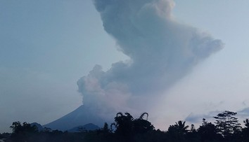 Indonézska sopka Merapi začala chrliť popol a vulkanický materiál