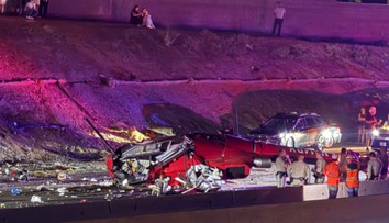 VIDEO: Na diaľnicu v Kalifornii sa zrútil záchranársky vrtuľník. Všetci na palube zázrakom prežili