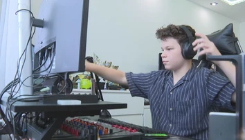 Talent, aký sa len tak nevidí. Sebastián má 13 rokov, no jeho hlas už poznajú stovky ľudí