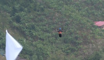 VIDEO: Tragédia v hlavnom meste paraglidingu. Žena zahynula po páde, keď sa jej uvoľnil postroj padáka