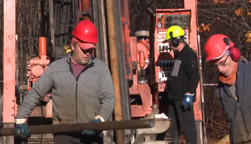 Hasiči z Pezinka prekvapili kanadskú firmu. Už jej nebudú pomáhať pri vrtoch v Malých Karpatoch