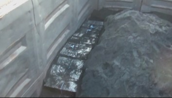 Colníci prekazili výnosný obchod. V železnej rude odhalili státisíce cigariet