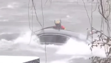 VIDEO: Tragédia v Niagarských vodopádoch. Žena s autom vošla do mrazivej vody, zachrániť sa ju nepodarilo