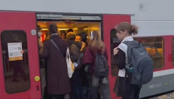 Nezmestia sa do vlaku a potom meškajú do školy. Cestujúci z okolia Pezinka upozornili na vážny problém