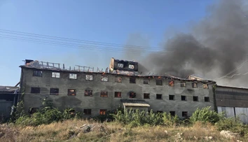 FOTO: V Nových Zámkoch vypukol požiar. Hasiči sa držia v bezpečnej vzdialenosti