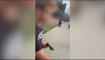 VIDEO: So sekerou čakal pred základnou školou neďaleko Nitry. Deviatakovi sa vyhrážal, že ho zabije