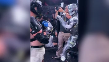 VIDEO: Usporiadali prvý súboj medzi robotom a človekom. Muž nastúpil do klietky proti „Terminátorovi“