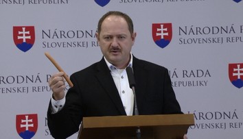 Jeho príjmy prekonávajú prezidenta i premiéra. Bohatý politik sedí mimo dohľadu kamier