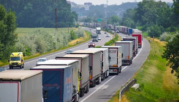 Na diaľnici D2 horí kamión, doprava z Česka je obmedzená