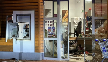Zlodeji pomocou výbušniny ukradli peniaze z bankomatu v Rohožníku. Polícia zverejnila, akú sumu si odniesli