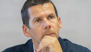Hamran má novú prácu v parlamente. Je asistentom poslankyne SaS, poznáme jeho plat