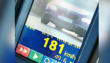 Šialená jazda pri Bánovciach nad Bebravou. Cestný pirát sa cez križovatku rútil rýchlosťou 180 km/h
