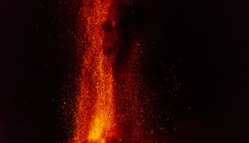 Etna opäť chrlila lávu. Popol pokryl lietadlá aj pristávaciu dráhu letiska v Catanii, prevádzku prerušili