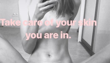 FOTO! Slovenská modelka sa s tým nebabre. Holá roztiahla nohy o zrkadlo