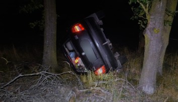 Nočná nehoda pri Senici. Vodič sa s autom prevrátil na bok, zraneniam na mieste podľahol