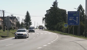 Prejsť cez cestu v obci Dargov sa niekedy jednoducho nedá. Môže za to priveľká premávka