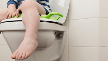 Malý chlapec uviazol hlavou v záchodovom sedadle. Pomôcť mu museli hasiči