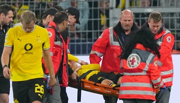 Mrazivé scény v Lige majstrov. Mladíka museli odniesť na nosidlách, klub informoval o jeho stave