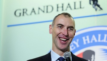 S hokejom začal neskoro, jeho výška mala byť prekážkou. Chára bol nezlomný, spomína jeho otec