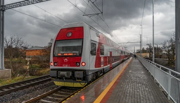 Ľudia denne cestujú z Nitry do Bratislavy za prácou. Železničná trať ale stále chýba