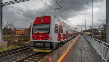 Ľudia denne cestujú z Nitry do Bratislavy za prácou. Železničná trať ale stále chýba