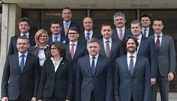 Nová vláda prvýkrát zasadla: Vychutnajte si rodinnú foto celého kabinetu