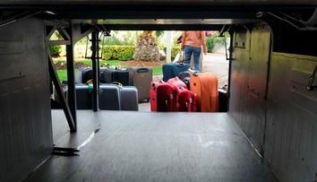 Šofér zbadal, že sa v kufri cestujúcej niečo hýbe. Policajti odtiaľ vytiahli dvojročné dieťa