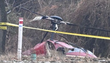 VIDEO: Tragická zrážka vrtuľníkov priamo nad letiskom. Jeden pilot bol na mieste mŕtvy, druhý bojuje o život