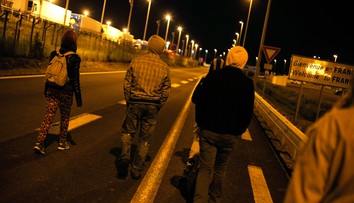 V snahe zastaviť migrantov zaplavili pozemky pri eurotuneli