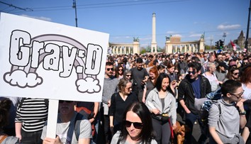 Tisíce ľudí satirickým spôsobom protestovali proti zákazu Pridu v Maďarsku