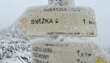 V silnom vetre šliapal na Sněžku a sníval o teplom jedle. Keď uvidel ceny, prešla ho chuť – čaj za 4 eurá ho dorazil