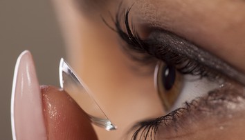 Kúpete sa s kontaktnými šošovkami? Koledujete si aj o stratu zraku