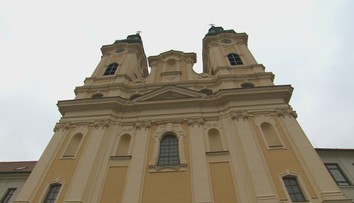 V kostoloch už môže byť viac veriacich. V praxi však stále zostávajú poloprázdne