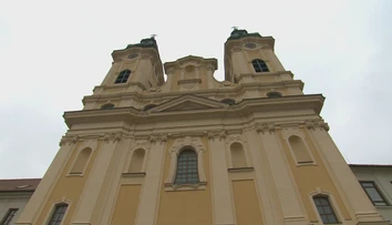 V kostoloch už môže byť viac veriacich. V praxi však stále zostávajú poloprázdne