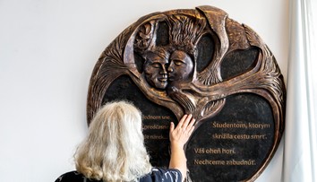 Skrýva dojemné posolstvo. Obetiam tragédie na Zochovej zástavke odhalili spomienkovú tabuľu