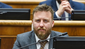 Nečakaný krok Petra Kotlára. Hlasoval s opozíciou, zožal potlesk