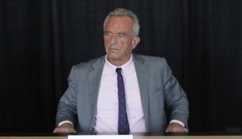 Kennedy spochybnil bezpečnosť mRNA vakcín a oznámil zrušenie zmlúv na ich vývoj