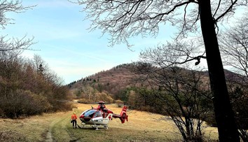 Dramatická nedeľa pri Trenčíne. Dvojica mužov narazila so štvorkolkou do stromu