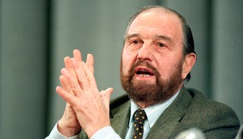 Zomrel legendárny dvojitý agent George Blake, ktorý zradil Západ a donášal ruskej KGB