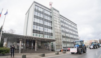 Penzióny z eurodotácií majú slúžiť ako súkromné haciendy. Na PPA sa konal poslanecký prieskum