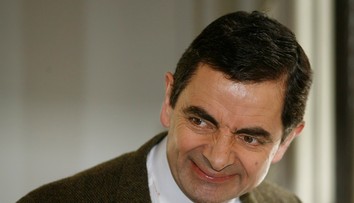 Rowan Atkinson alias Mr. Bean sa vo veku 62 rokov stane trojnásobným otcom