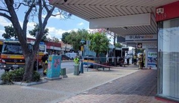 Otrasný útok v Brisbane. Muž podpálil vodiča autobusu (†29)