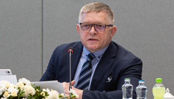Ficov príchod na výjazdové rokovanie sprevádzala potýčka. Do konfliktu sa dostal podporovateľ vlády a jej odporcovia
