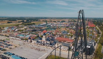 Veľké zábavné parky sa Slovensku zatiaľ vyhýbajú. Tie najväčšie u našich susedov sú iba kúsok za hranicami
