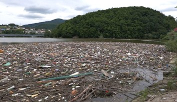 Tony neporiadku. Vodná nádrž Ružín je po výdatných dažďoch opäť zaplavená odpadom